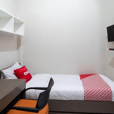 Oyo 3253 Sofia Residence Telukjambe Екстериор снимка