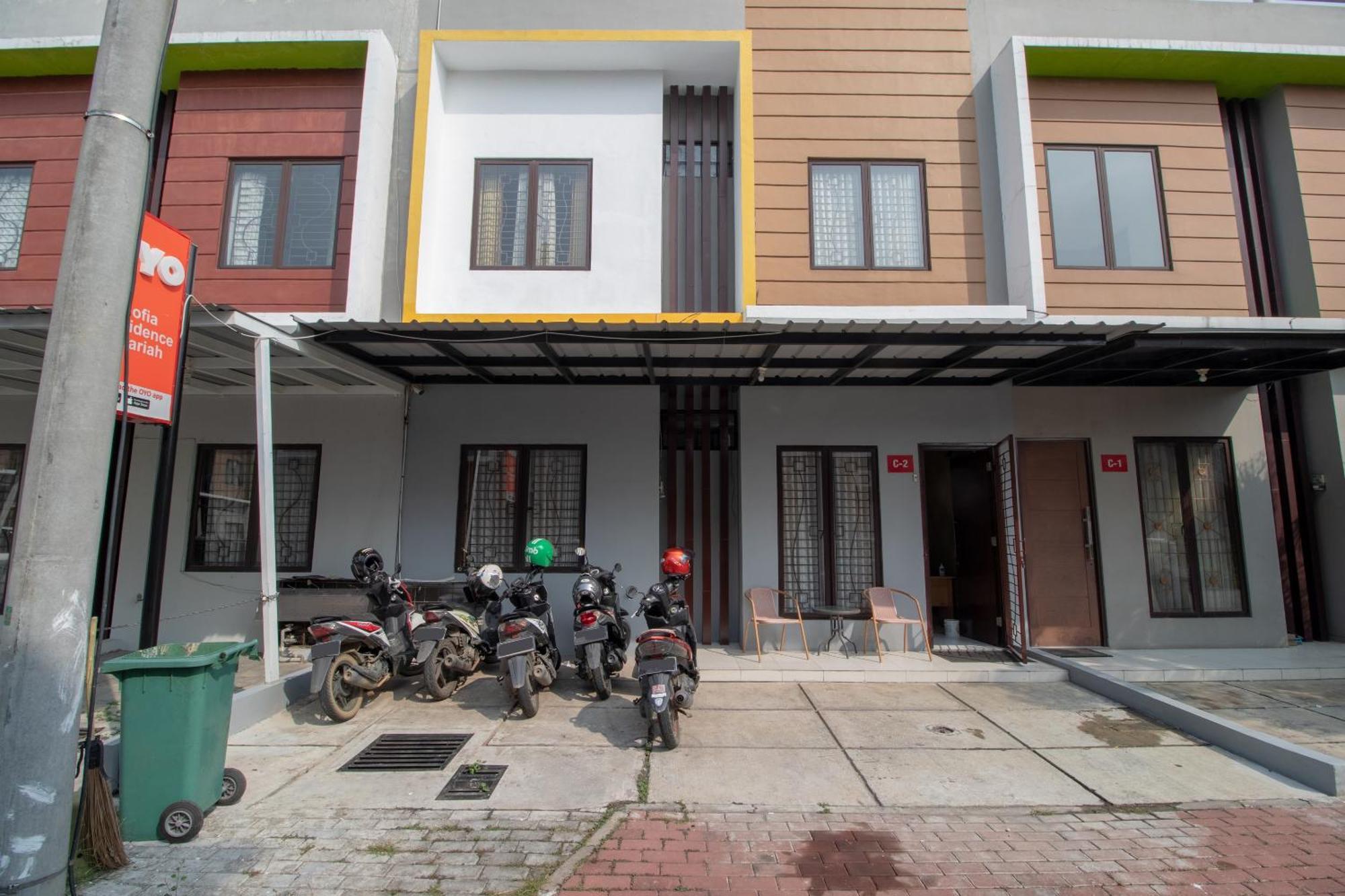 Oyo 3253 Sofia Residence Telukjambe Екстериор снимка