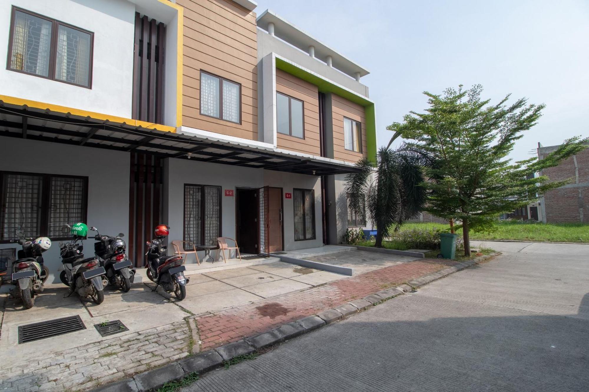 Oyo 3253 Sofia Residence Telukjambe Екстериор снимка